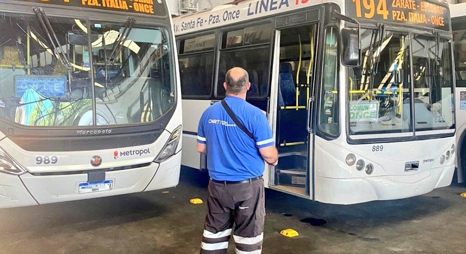 Una empresa de colectivos paraliza varias líneas por el retraso del pago de subsidios