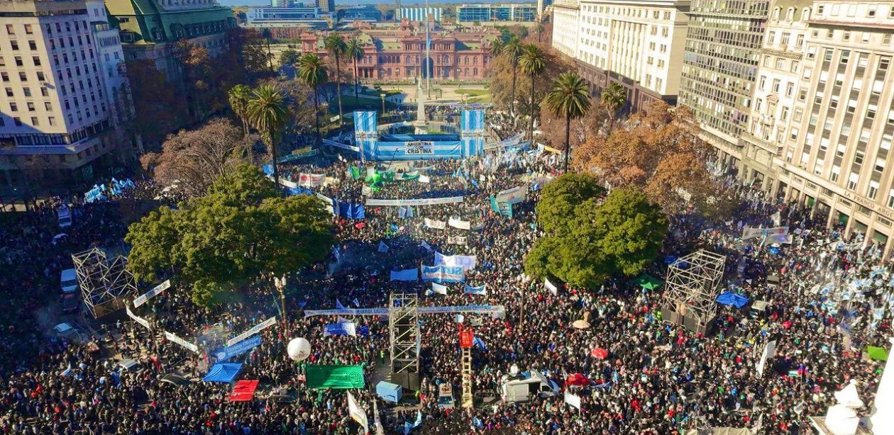 CFK desafió a la Justicia y buscó centralidad en la marcha a Plaza de Mayo