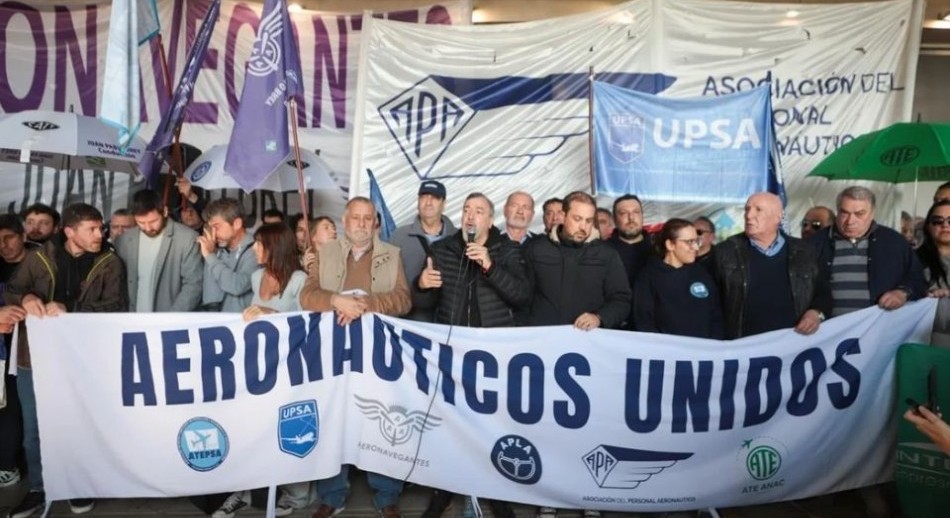 Aeronáuticos toman nuevas medidas de fuerza y advierten por demoras en los aeropuertos