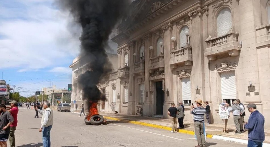 9 de Julio: Productores irrumpieron en la municipalidad por las inundaciones y la falta de obras