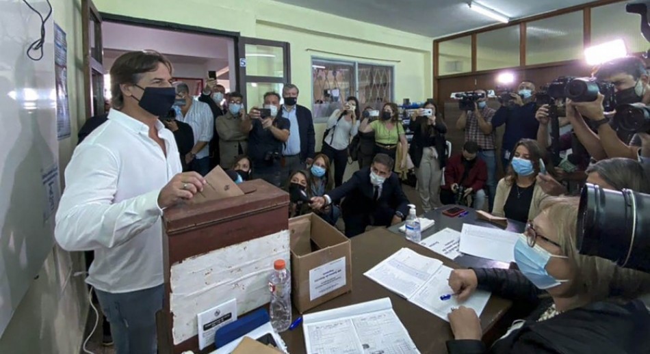 Con escaso margen, se impuso la continuidad de la ley clave para Lacalle Pou