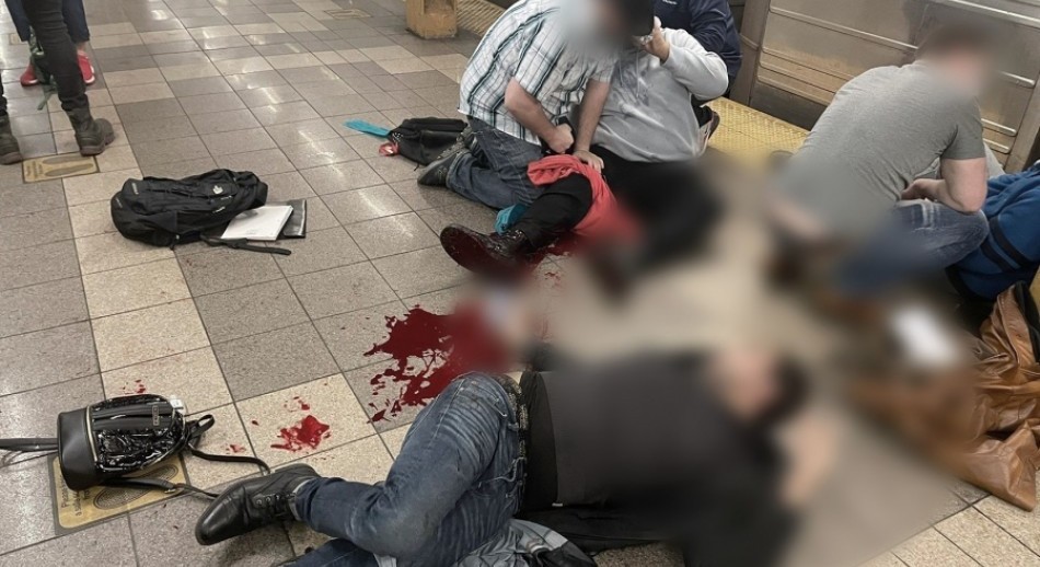 Ataque en Nueva York: 16 pasajeros heridos de bala en el subte