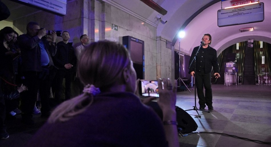 Bono y The Edge dieron un concierto sorpresa en una estación de subte de Kiev